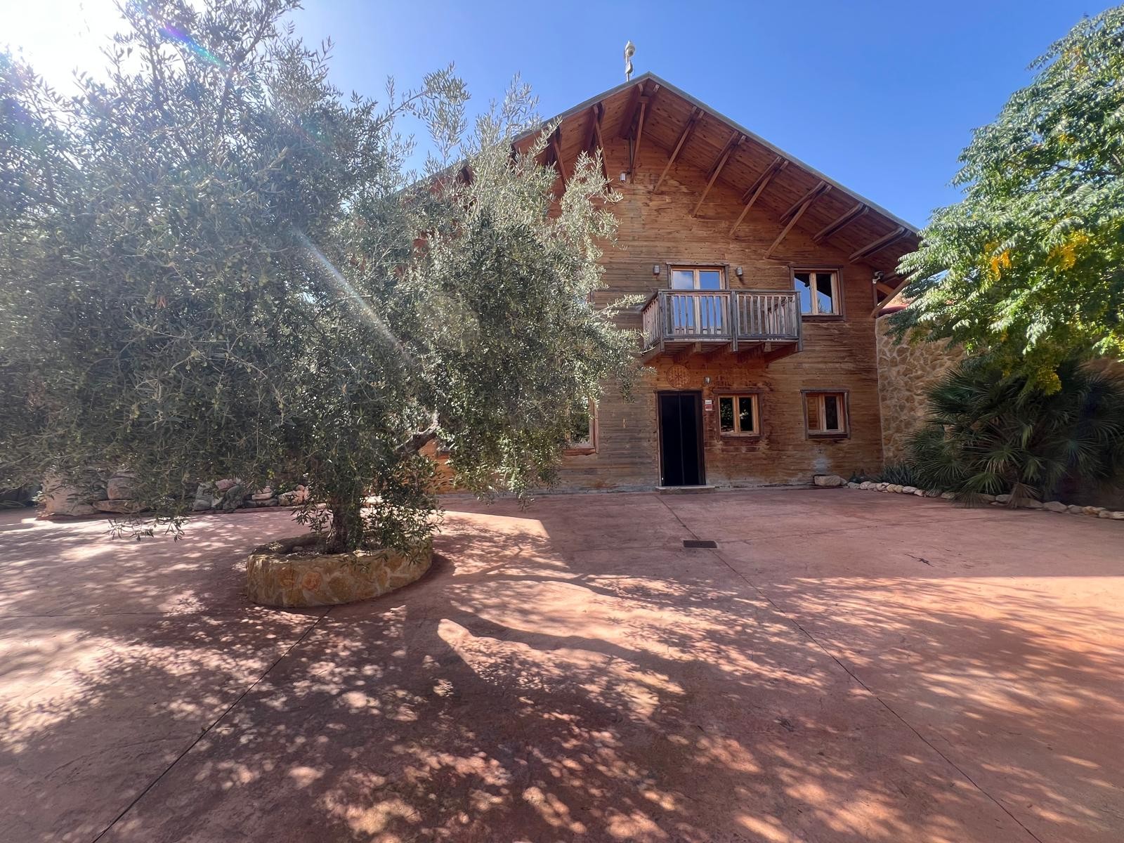 This rural complex in Abanilla (Murcia), located next to the Chícamo River, offers a unique opportun