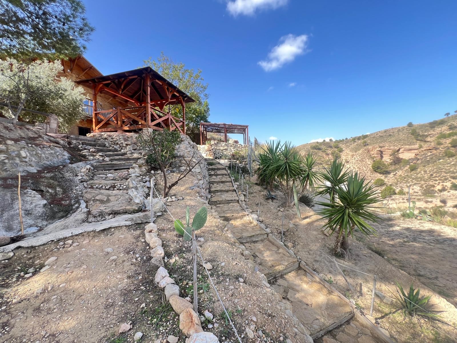This rural complex in Abanilla (Murcia), located next to the Chícamo River, offers a unique opportun