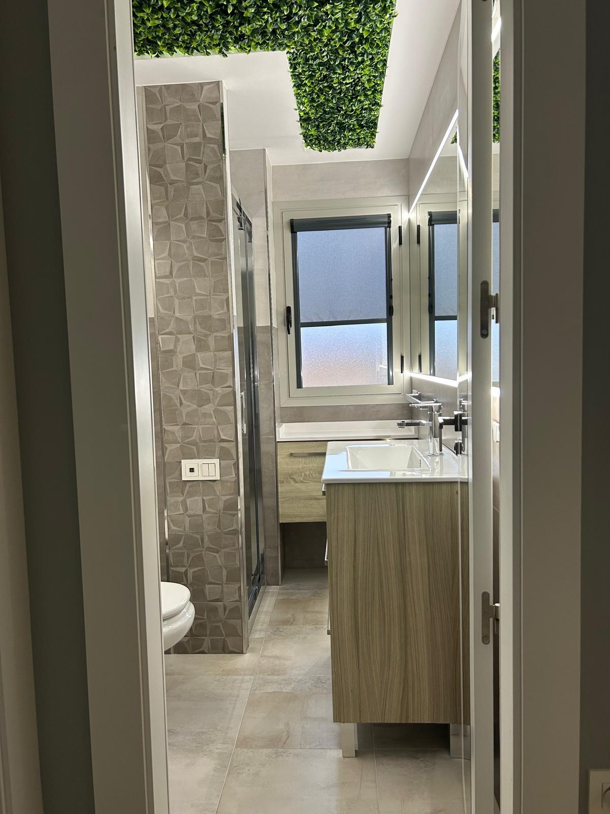Renovated Apartment in Nueva Torrevieja – Modern, Bright and Ready to Move In We present this magnif