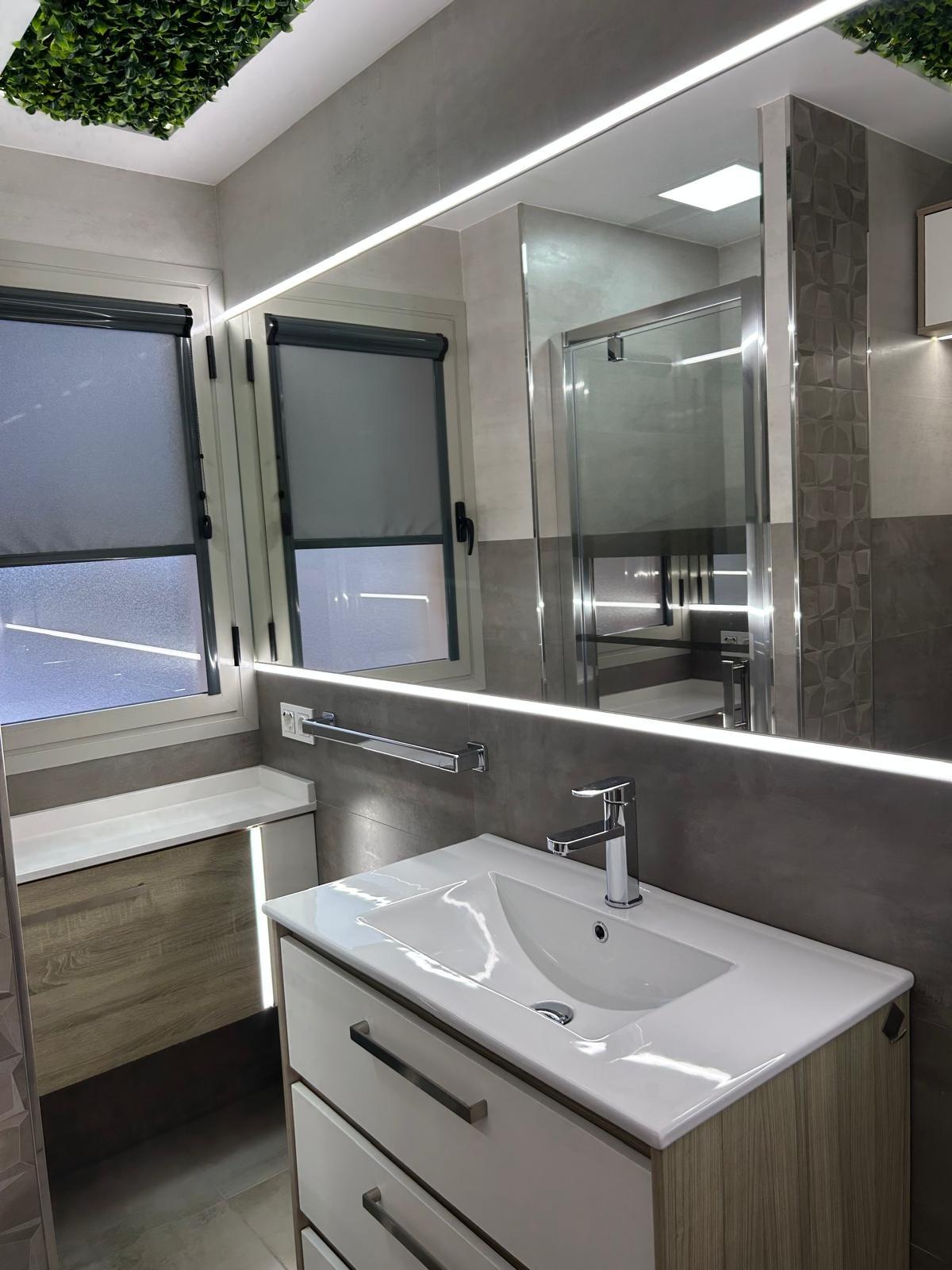 Renovated Apartment in Nueva Torrevieja – Modern, Bright and Ready to Move In We present this magnif