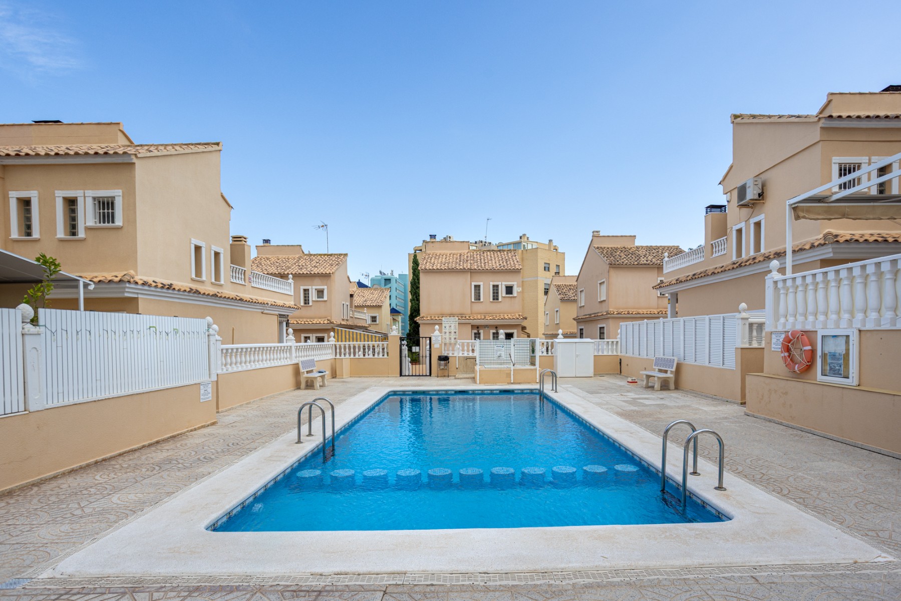 Garden in villa for sale in Guardamar del Segura