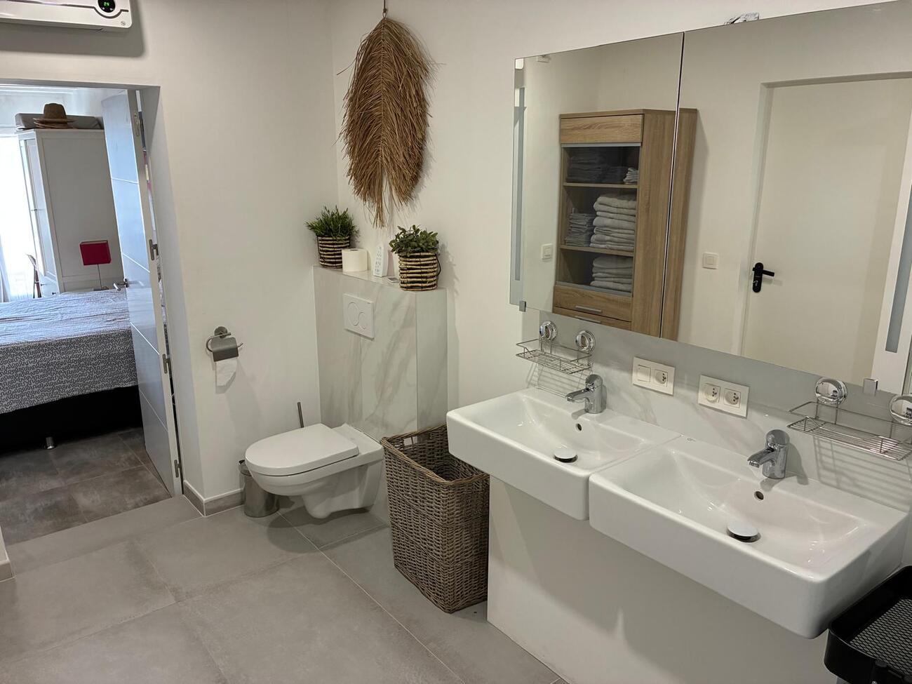 Master bedroom in villa for sale in Crevillent
