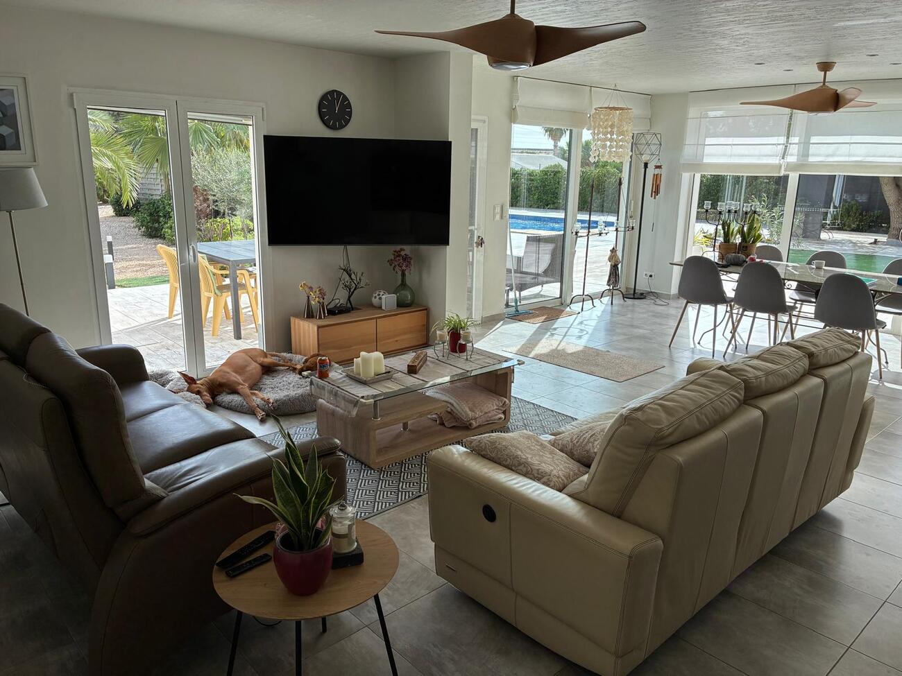Pool area in villa for sale in Crevillent