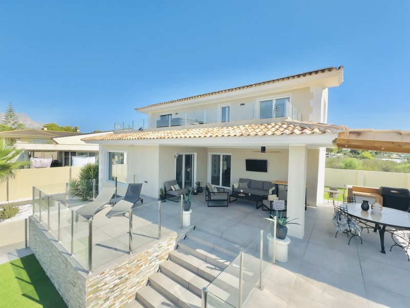 Stunning Modern Villa in Alfaz del PiKey Features:Prime Location: Nestled in the tranquil area of Pu