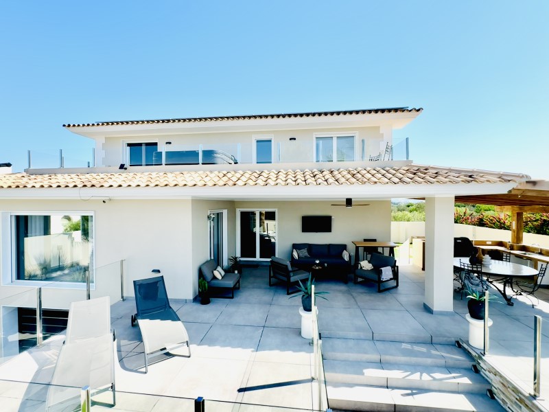 Stunning Modern Villa in Alfaz del PiKey Features:Prime Location: Nestled in the tranquil area of Pu