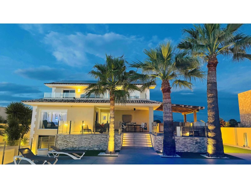 Stunning Modern Villa in Alfaz del PiKey Features:Prime Location: Nestled in the tranquil area of Pu