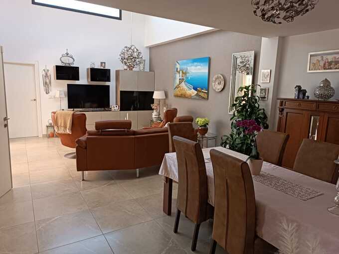Detached villa on one level