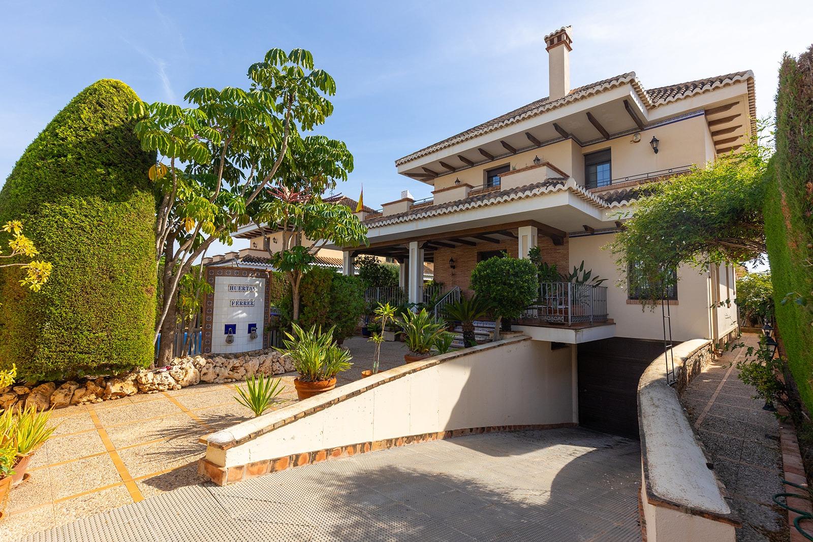 Bedrooms: 7, Bathrooms: 7, Villa in Torrevieja, Alicante, Spain