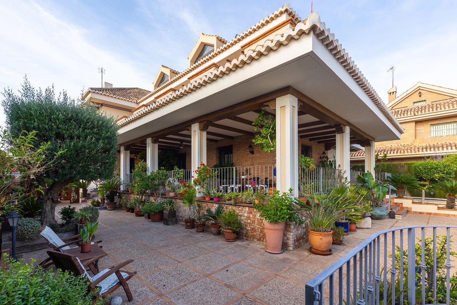 Terrace in villa for sale in Torrevieja