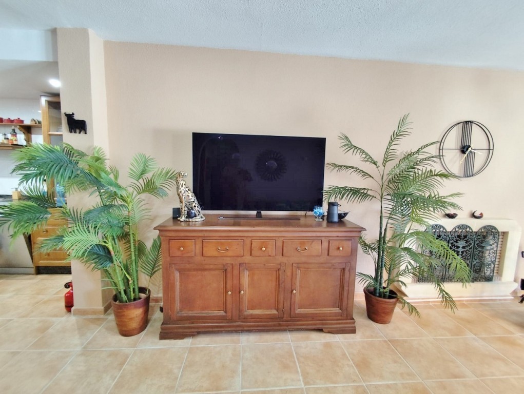 This is a spacious and generous house with 186