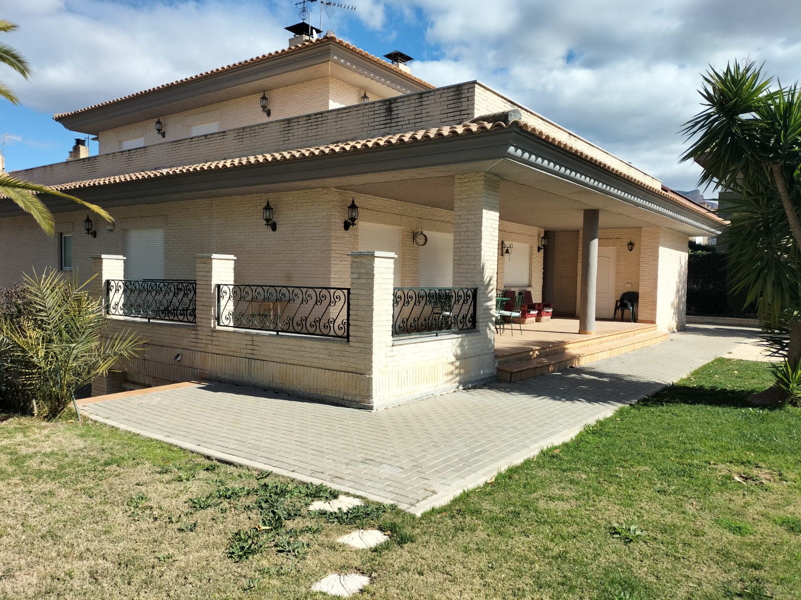 We have this spectacular villa for sale in one of the best areas of Elda