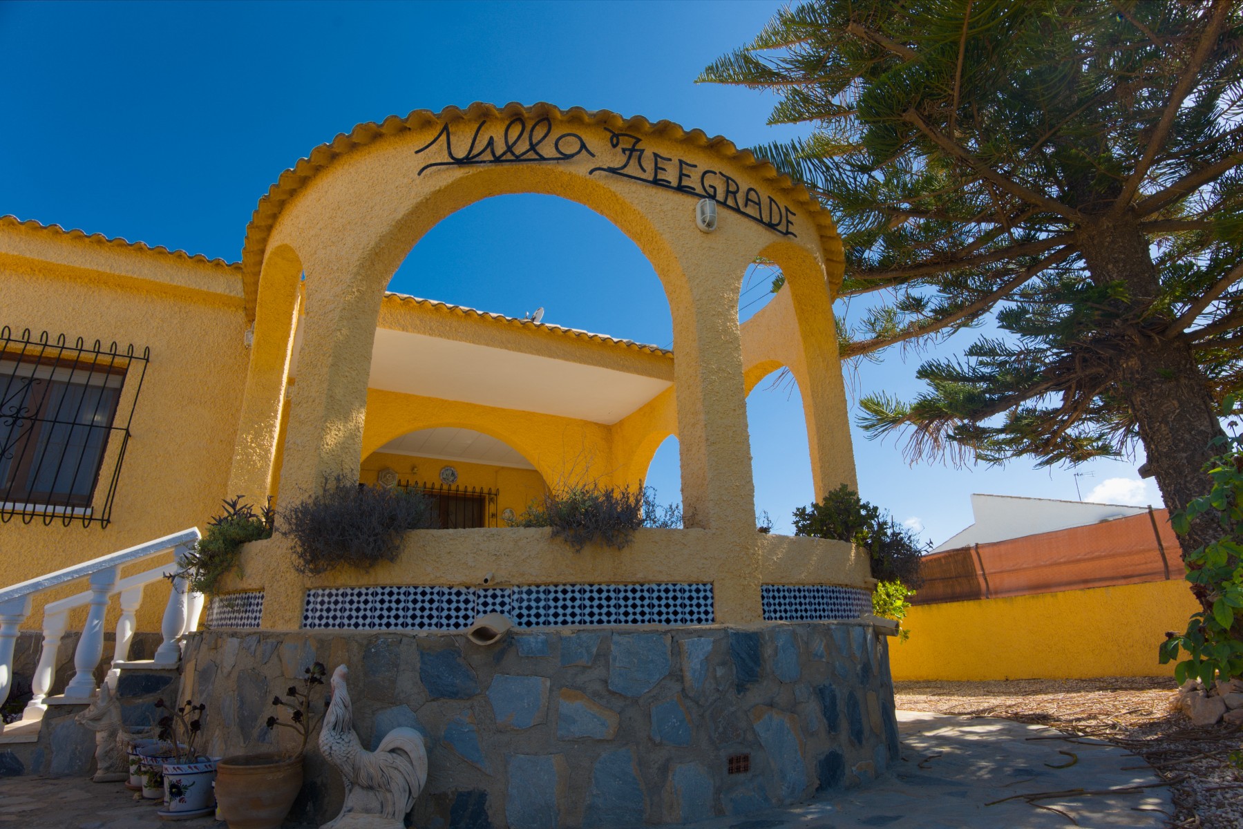 Pool area in villa for sale in La Siesta