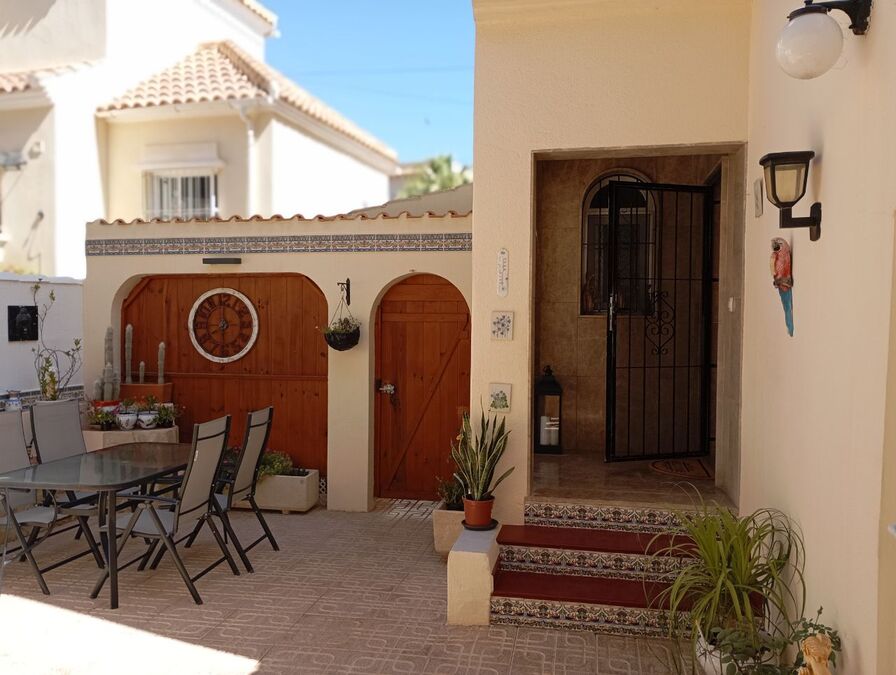 Garden in villa for sale in Villamartin