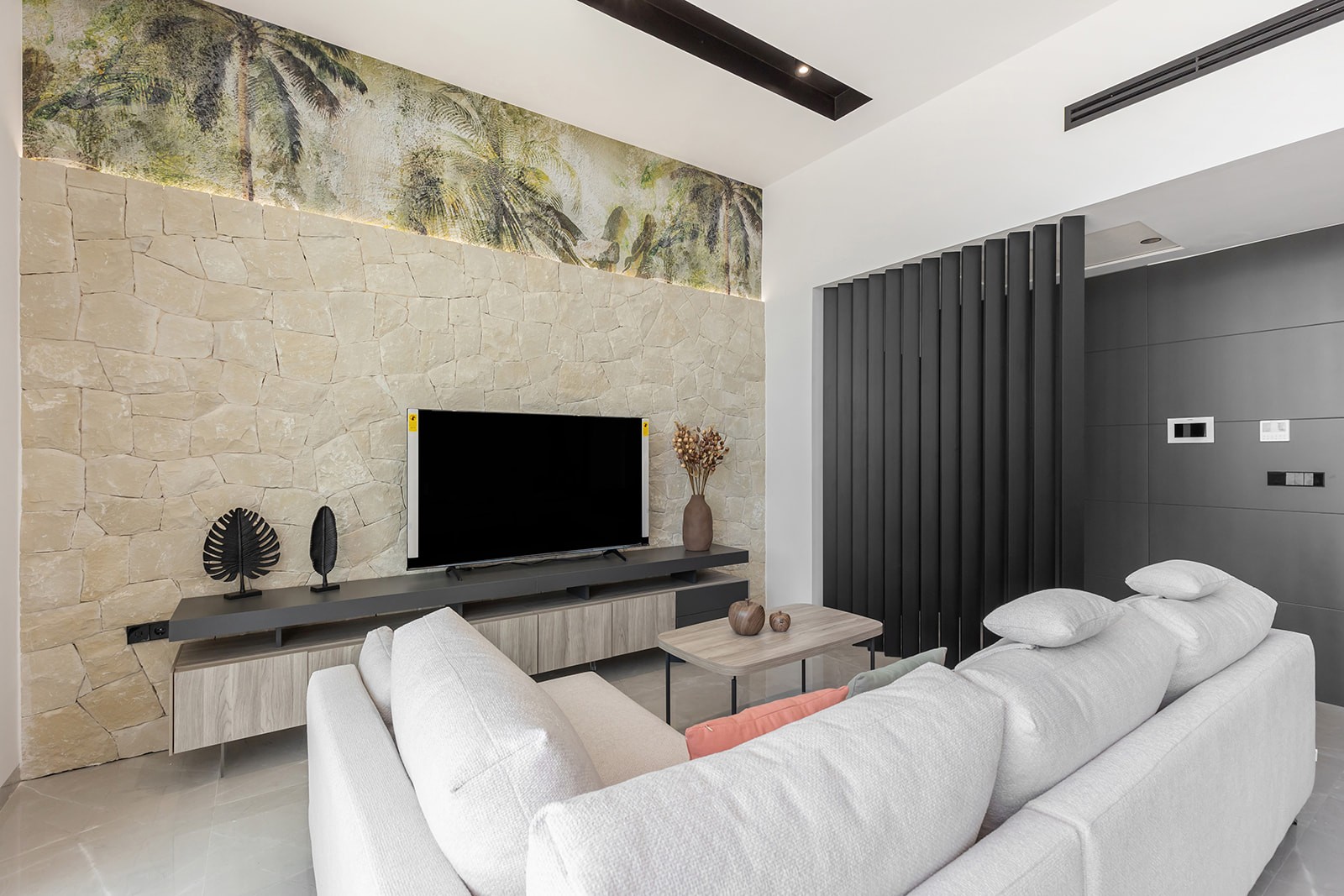Pool area in villa for sale in El Chaparral
