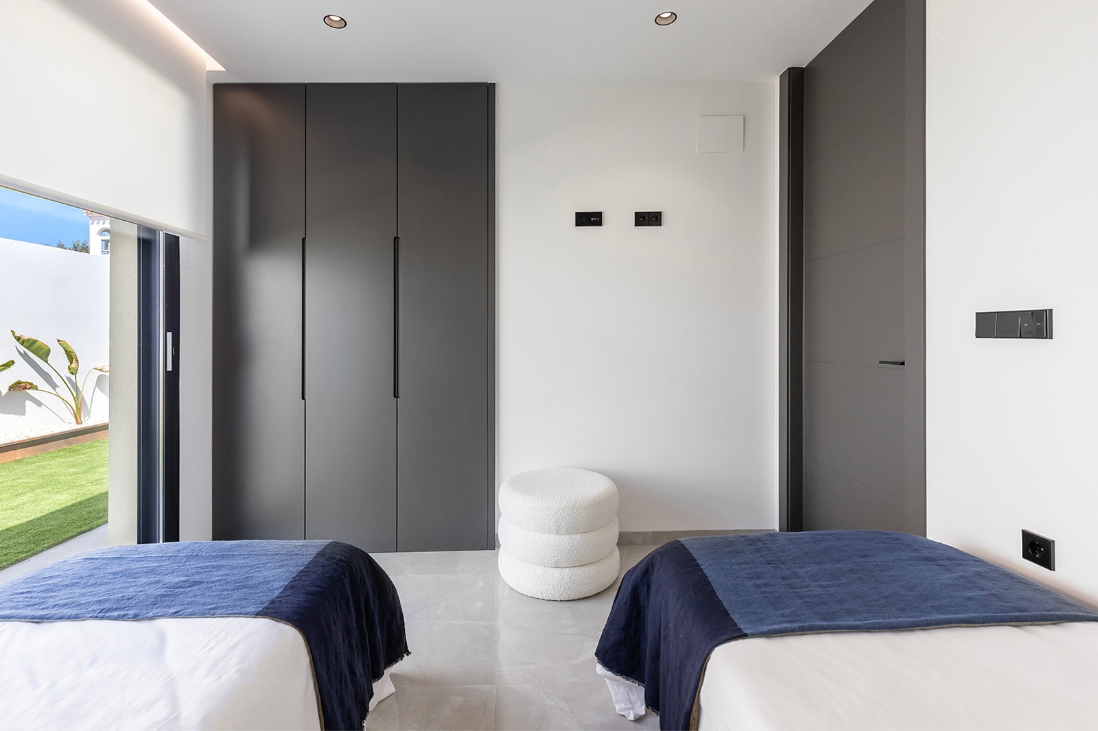 Bedroom in villa for sale in El Chaparral