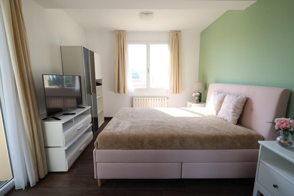 Bedroom in villa for sale in Cabo Roig