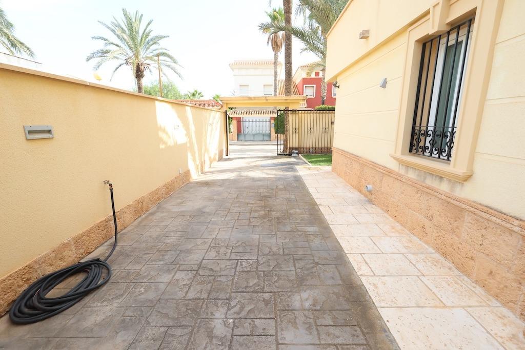 Dining area in villa for sale in Cabo Roig