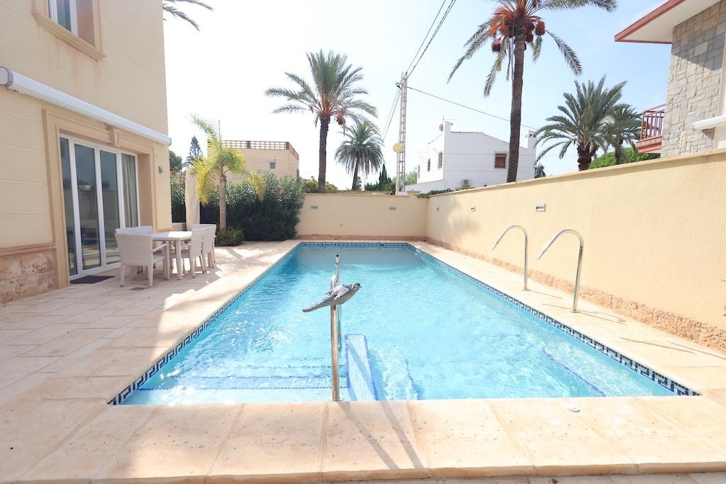 Bedroom in villa for sale in Cabo Roig