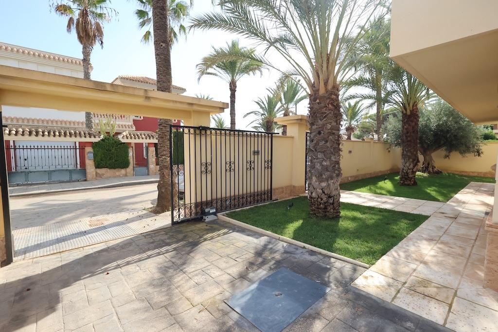 Exterior view in villa for sale in Cabo Roig
