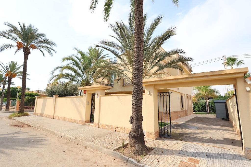 Kitchen in villa for sale in Cabo Roig