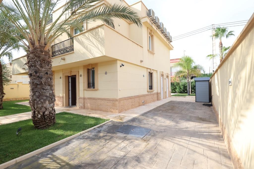 Master bedroom in villa for sale in Cabo Roig