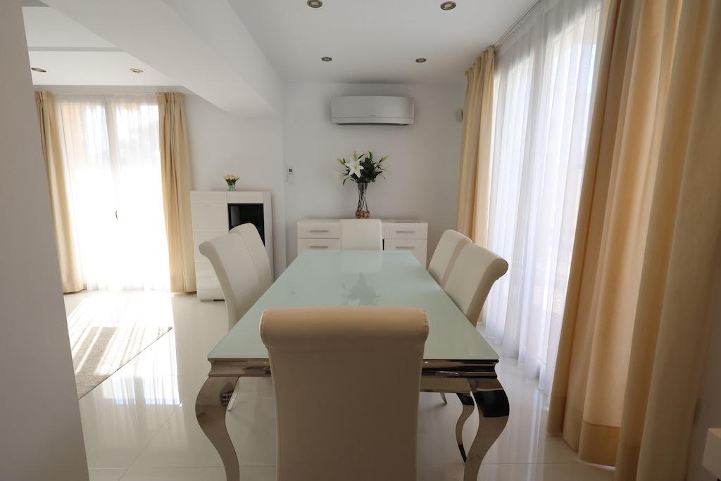 Terrace in villa for sale in Cabo Roig