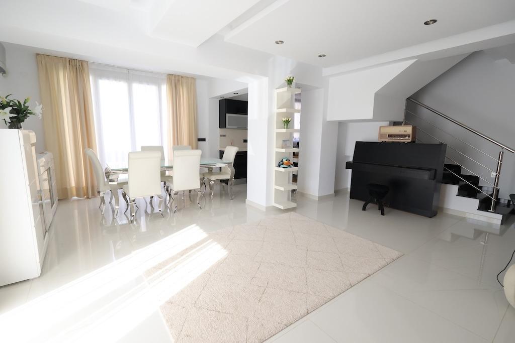 Dining area in villa for sale in Cabo Roig