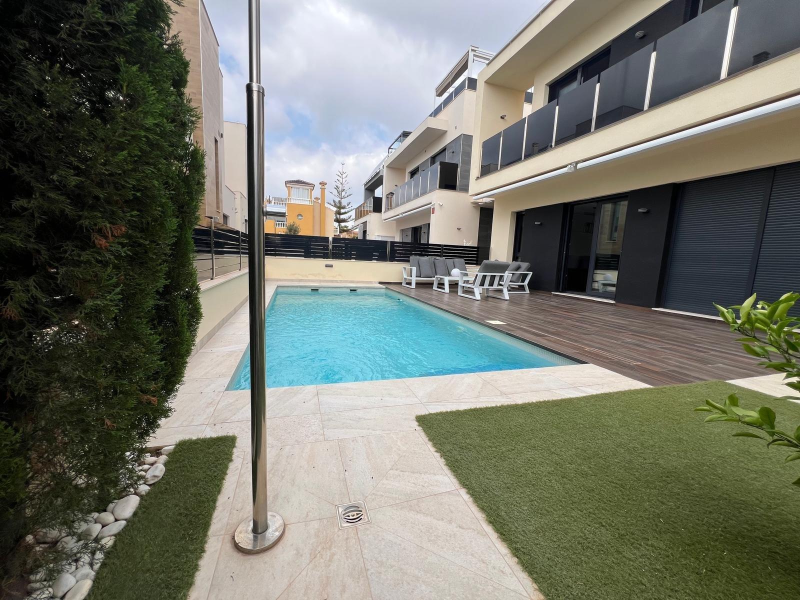 Garden in villa for sale in Orihuela Costa