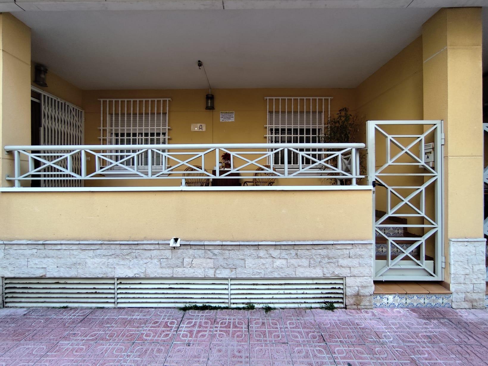 A ground floor apartment is offered for sale