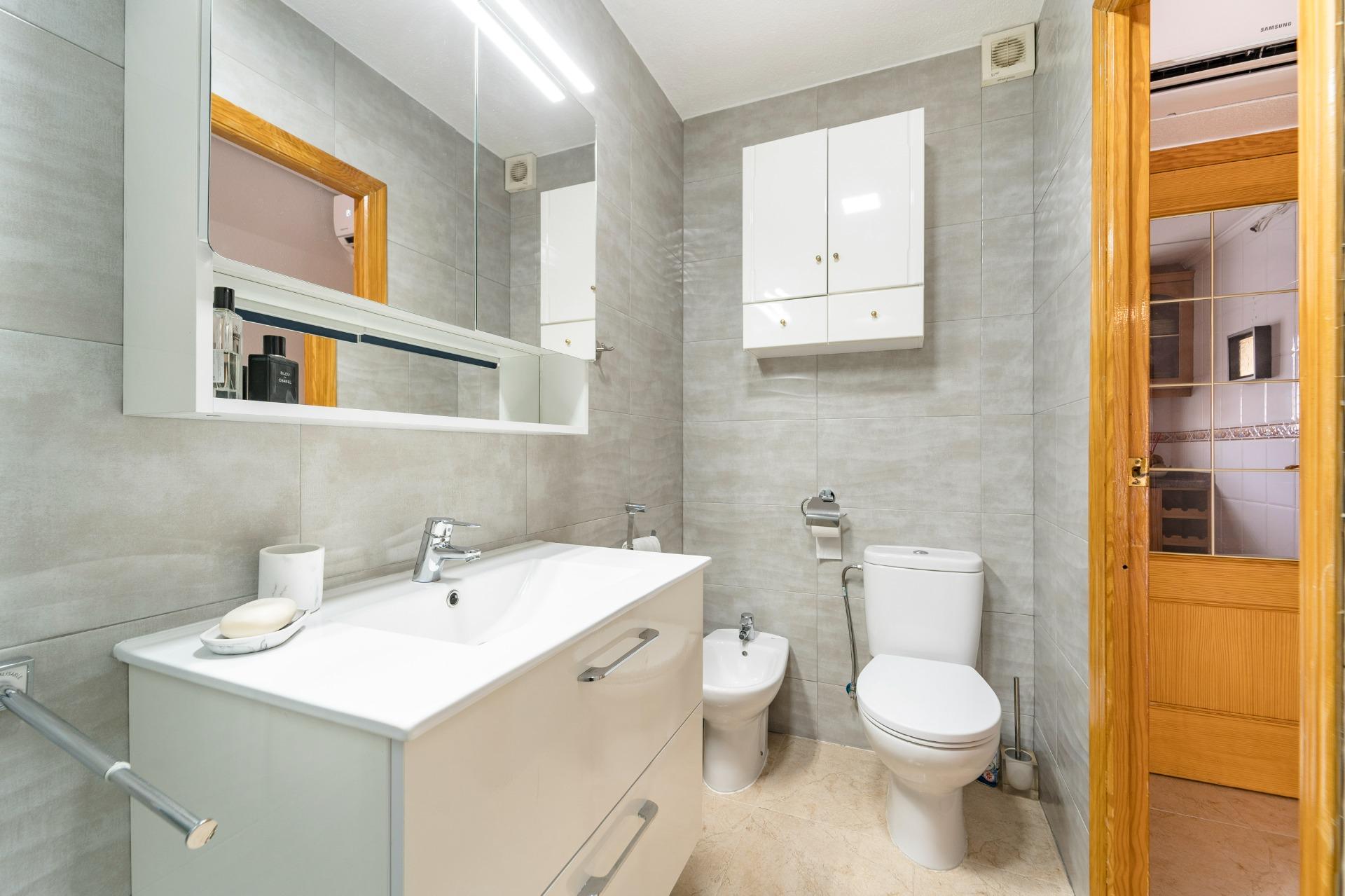 Bathroom in duplex for sale in Torrevieja