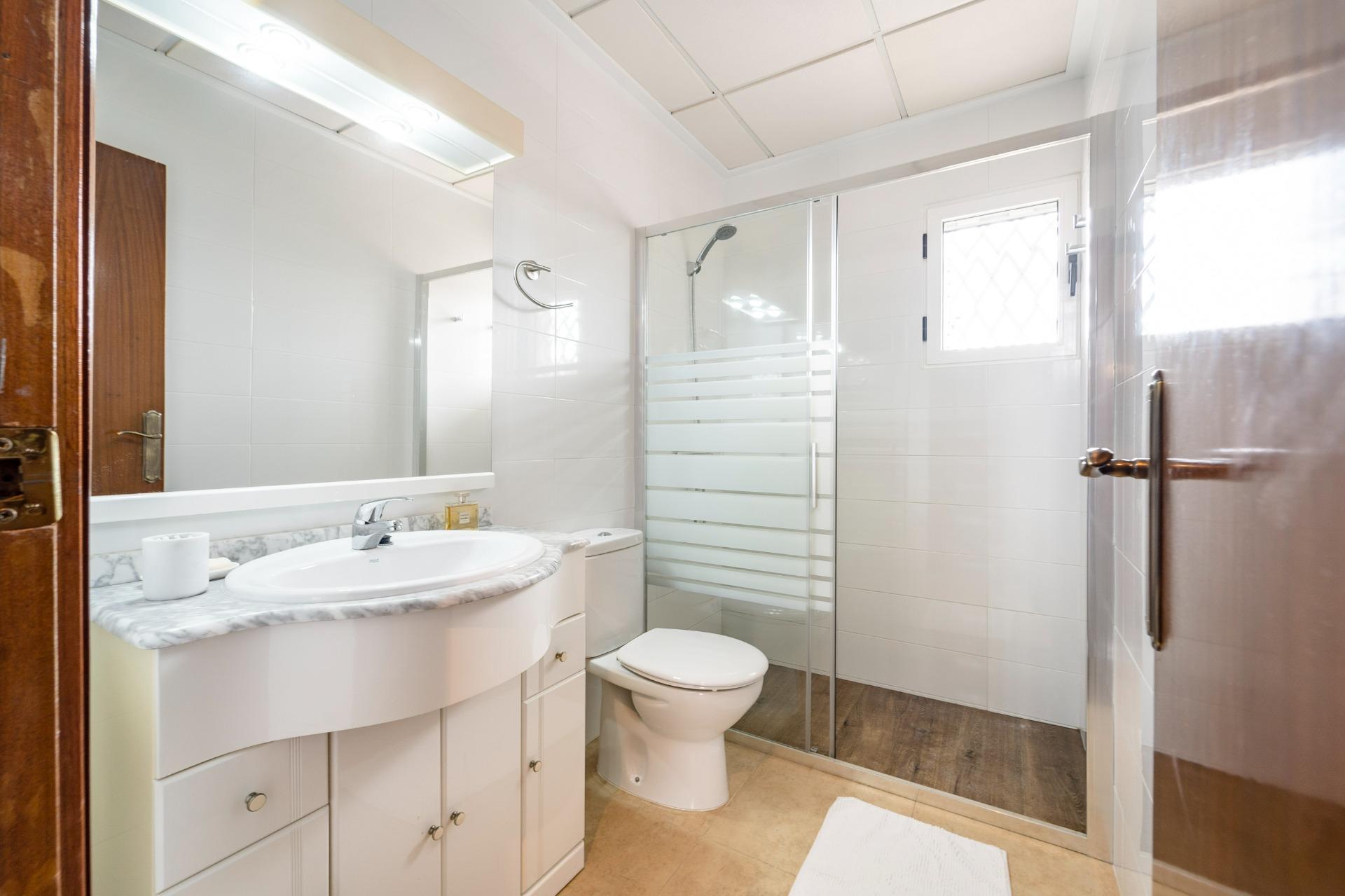 Bathroom in duplex for sale in Torrevieja