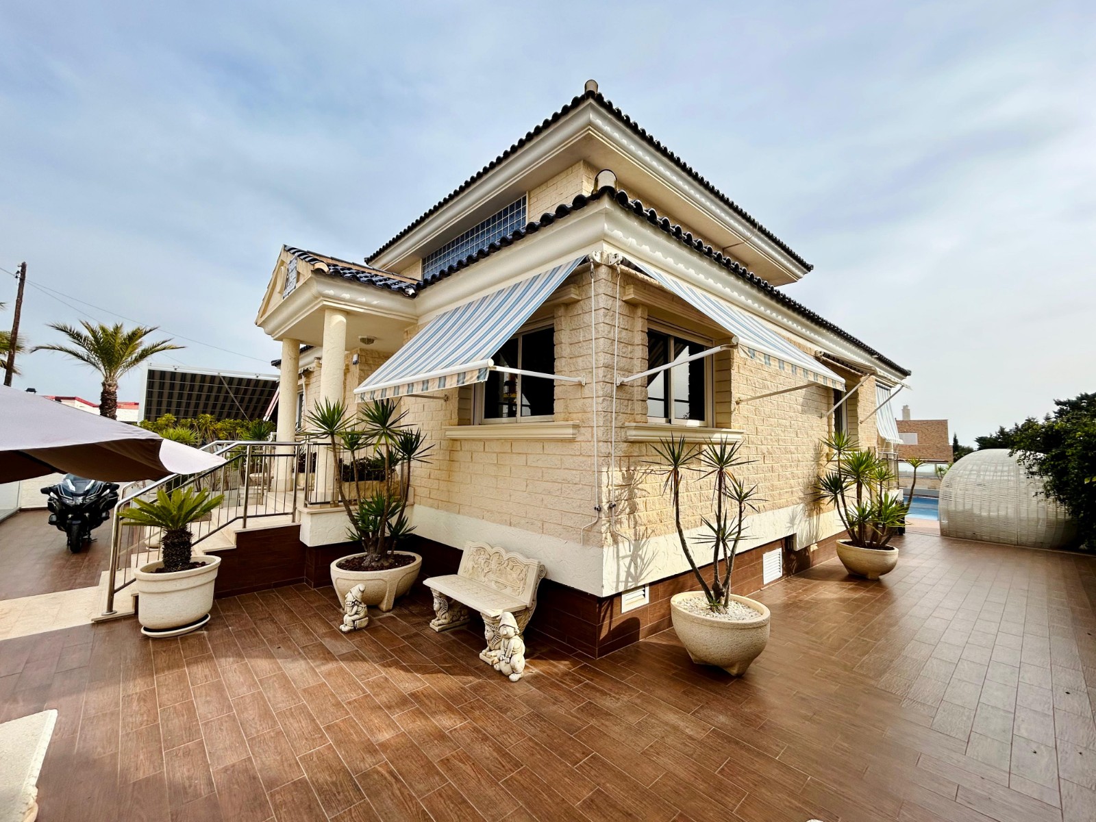 Pool area in villa for sale in Torrevieja