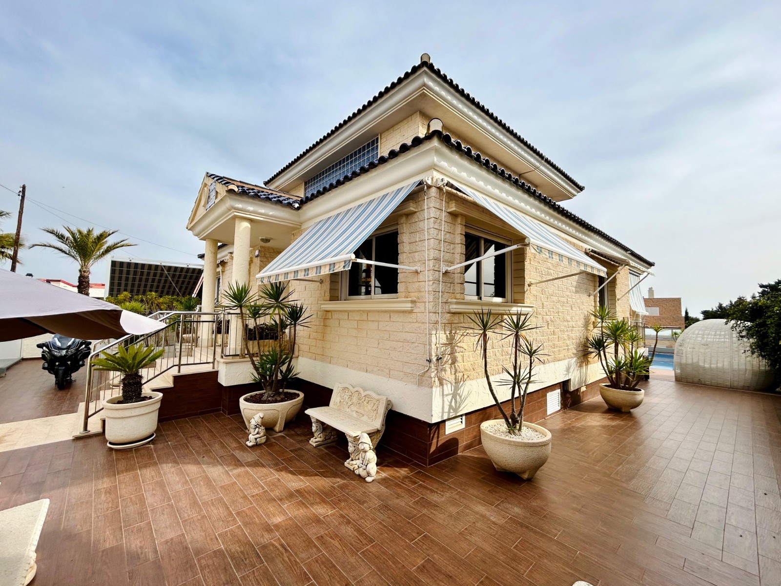 Bedroom in villa for sale in Torrevieja