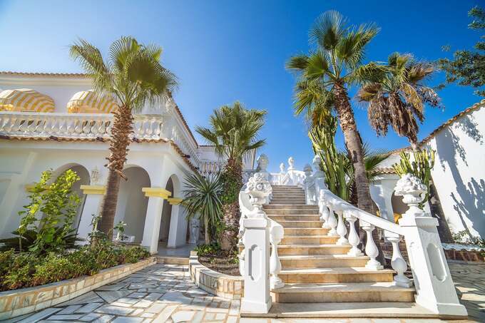 We are delighted to present this enchanting finca, perfectly situated just minutes from the charming