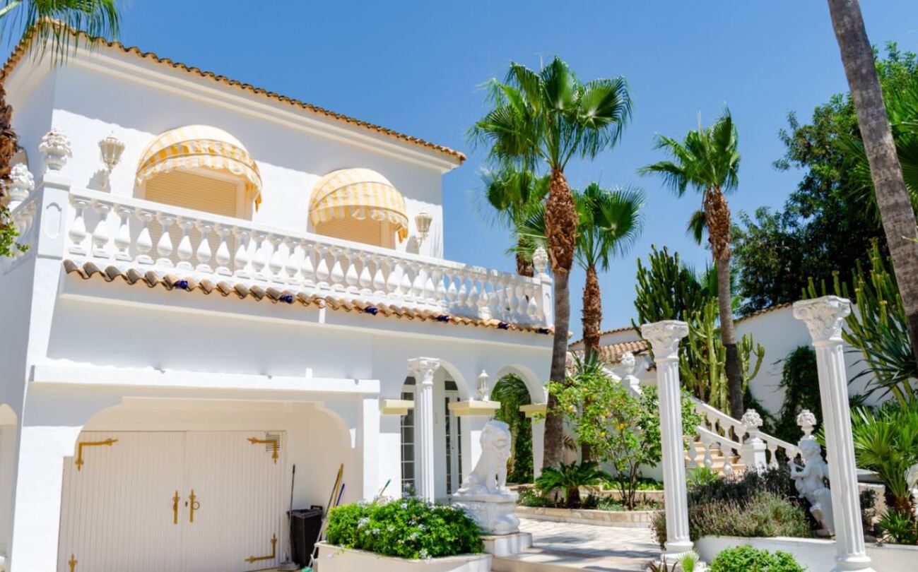 We are delighted to present this enchanting finca, perfectly situated just minutes from the charming
