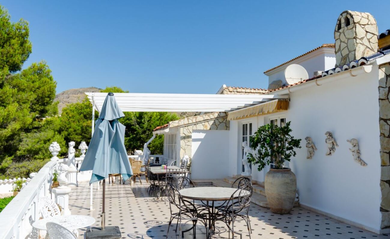Master bedroom in villa for sale in Orxeta