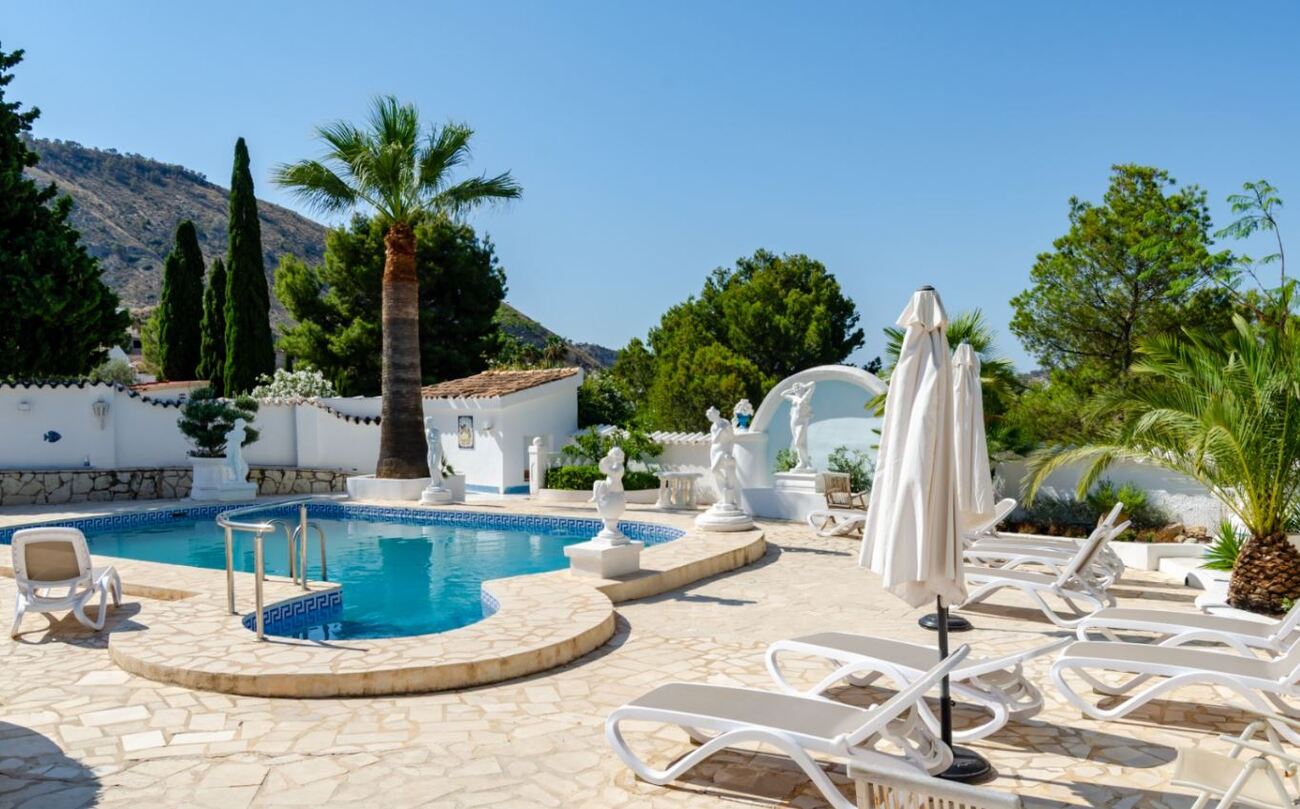 We are delighted to present this enchanting finca, perfectly situated just minutes from the charming