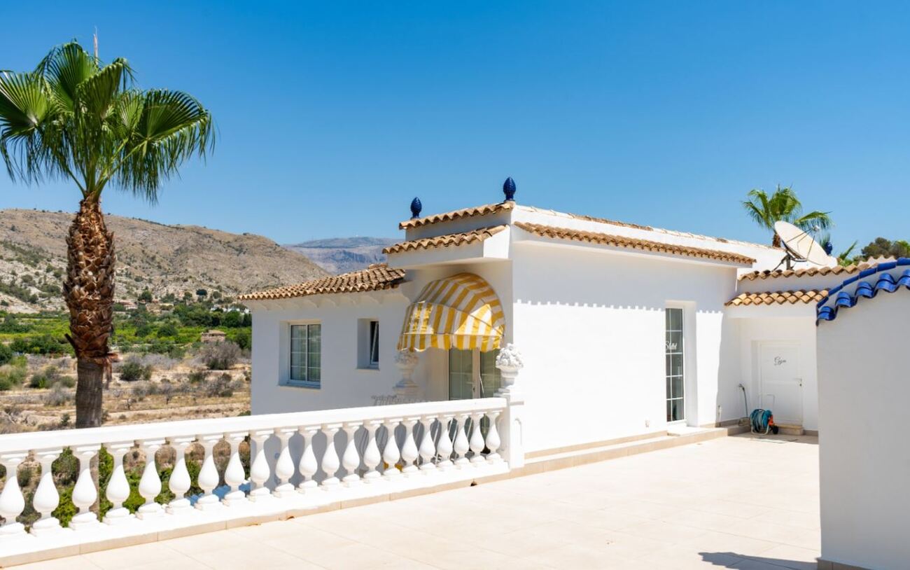 Pool area in villa for sale in Orxeta