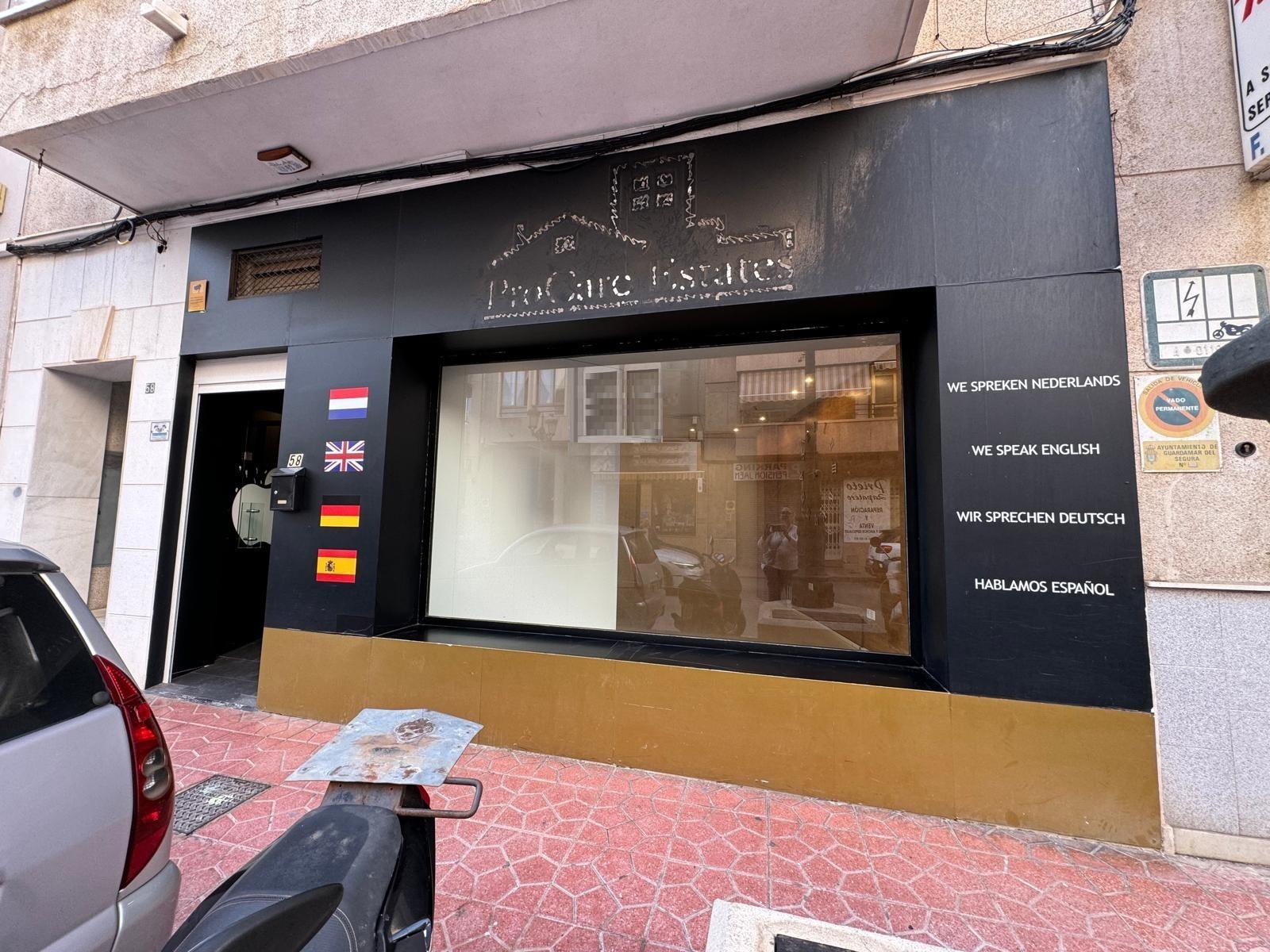 Master bedroom in commercial for sale in Guardamar del Segura