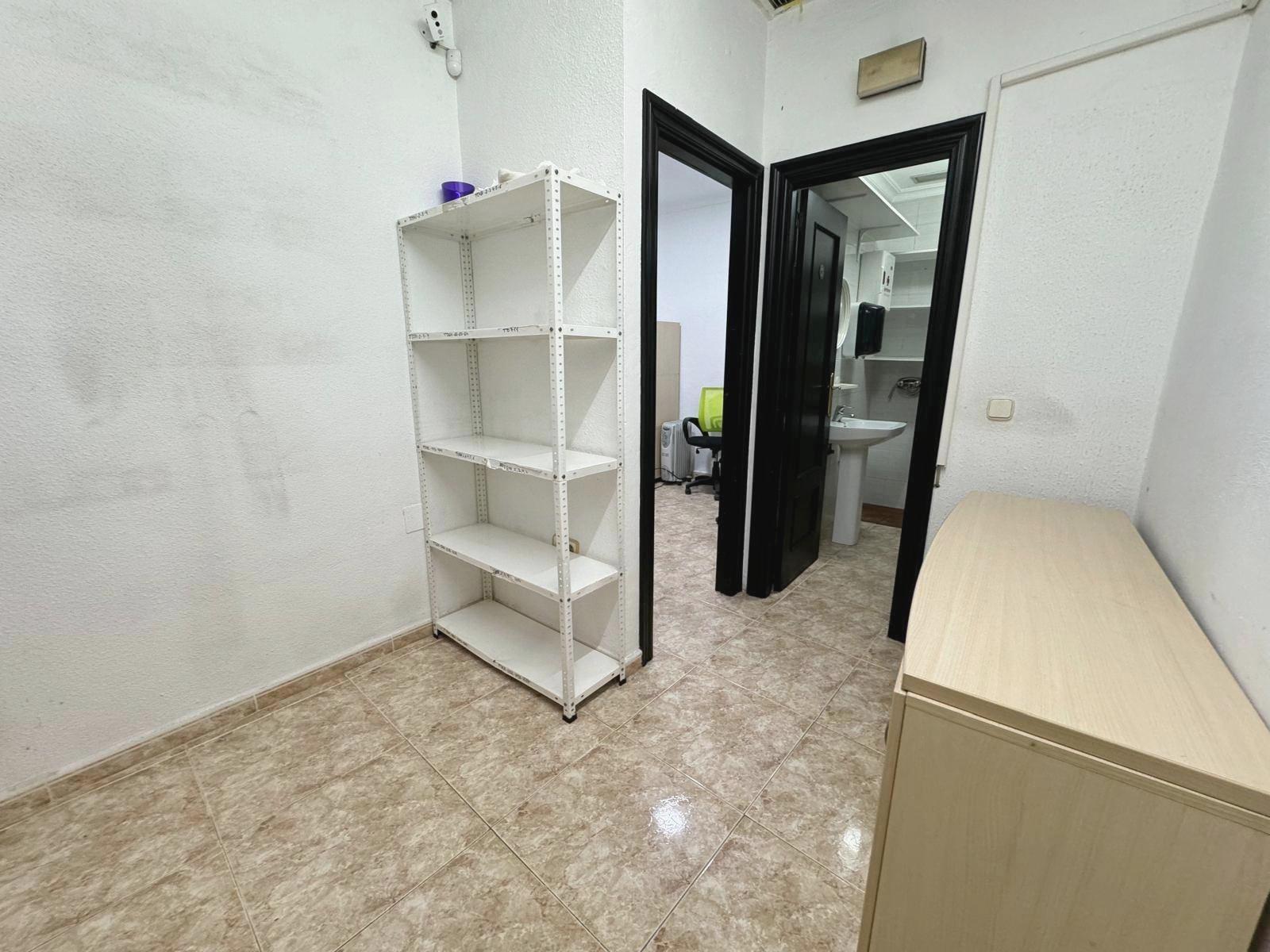 Bedroom in commercial for sale in Guardamar del Segura