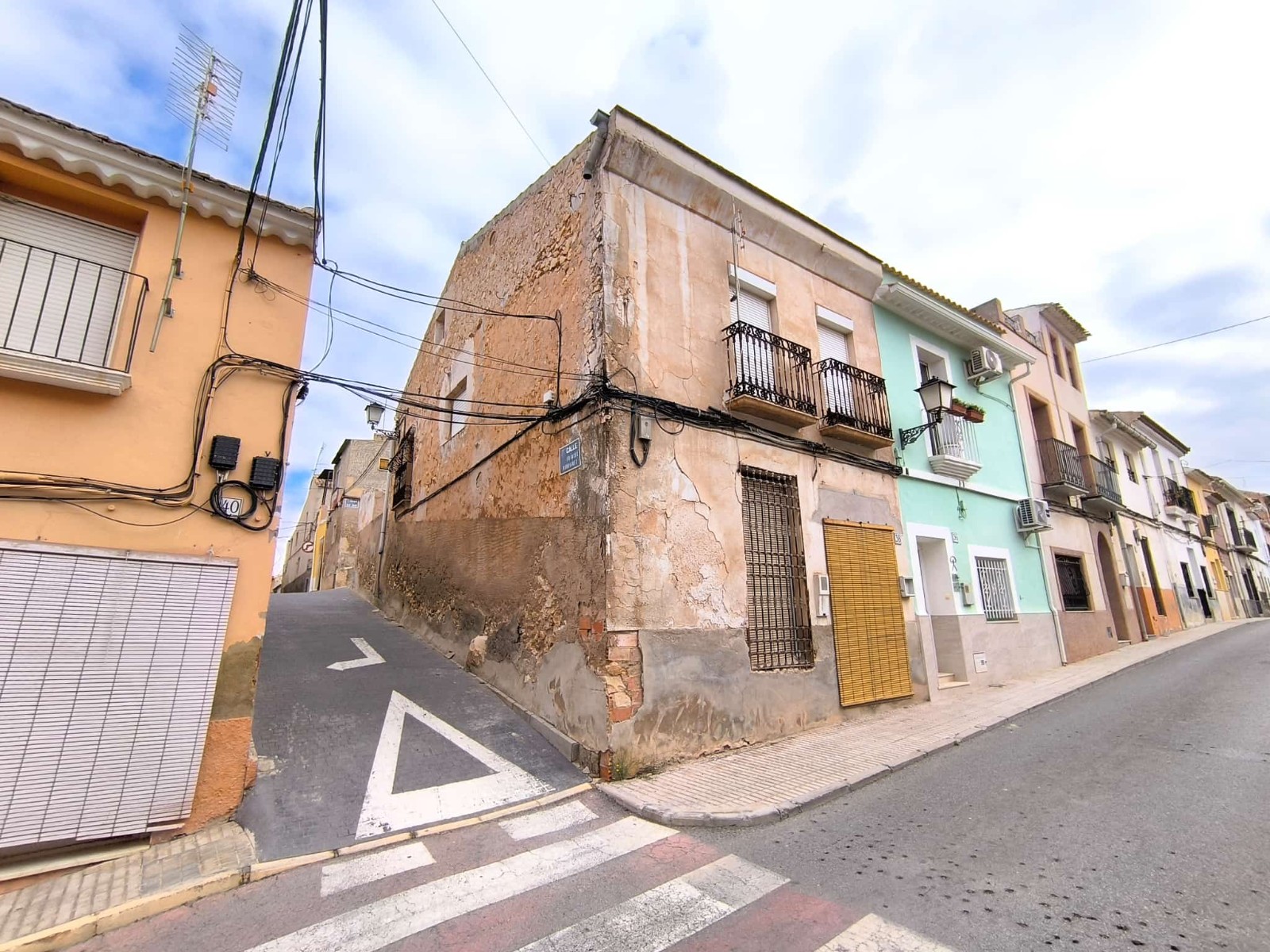 Townhouse to Reform in Prime Location – Excellent Investment Opportunity