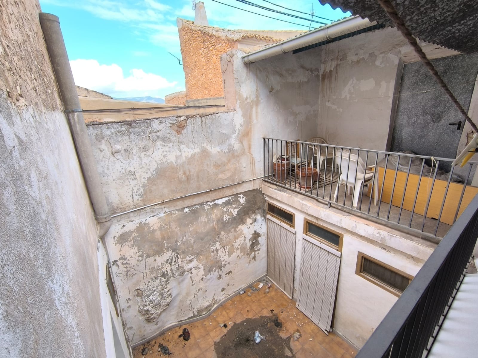 Townhouse to Reform in Prime Location – Excellent Investment Opportunity