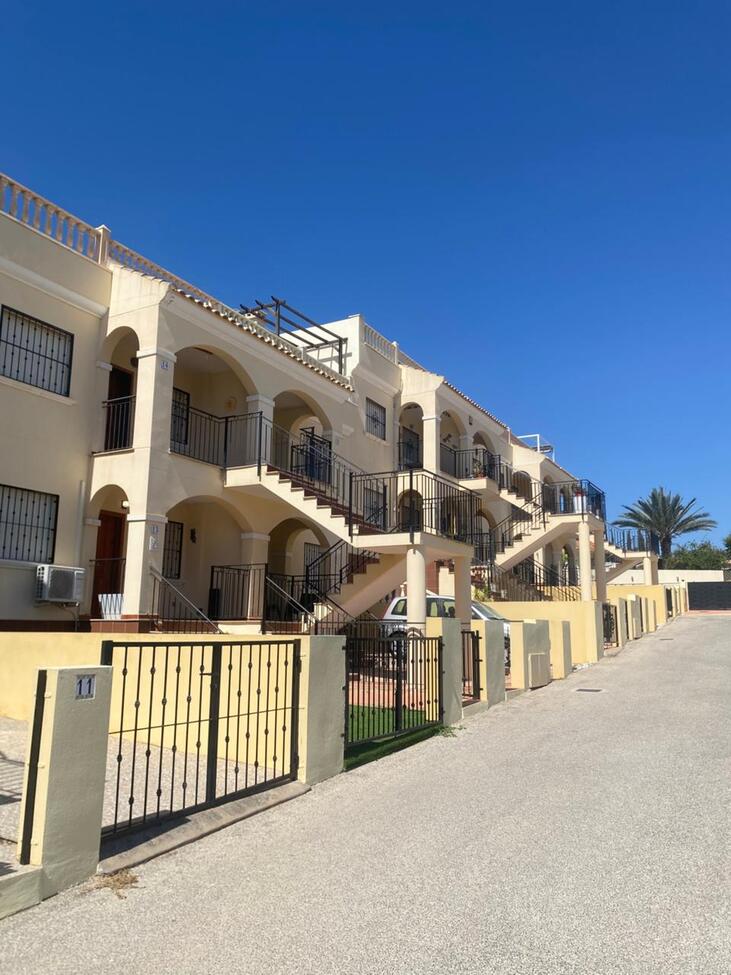 Algorfa (Montemar)2 Bedroom Ground Floor Flat with an artificial grassed terrace both at the front a
