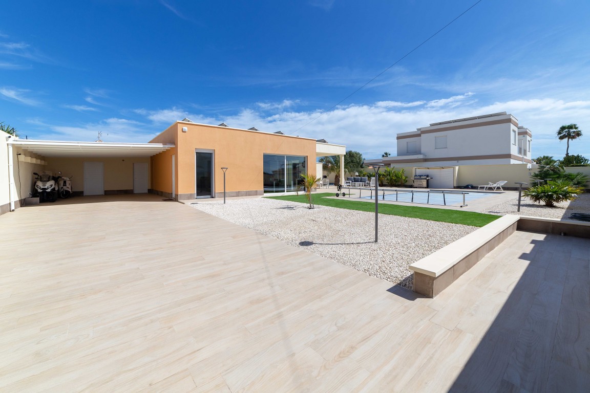 Bedroom in villa for sale in Torrevieja