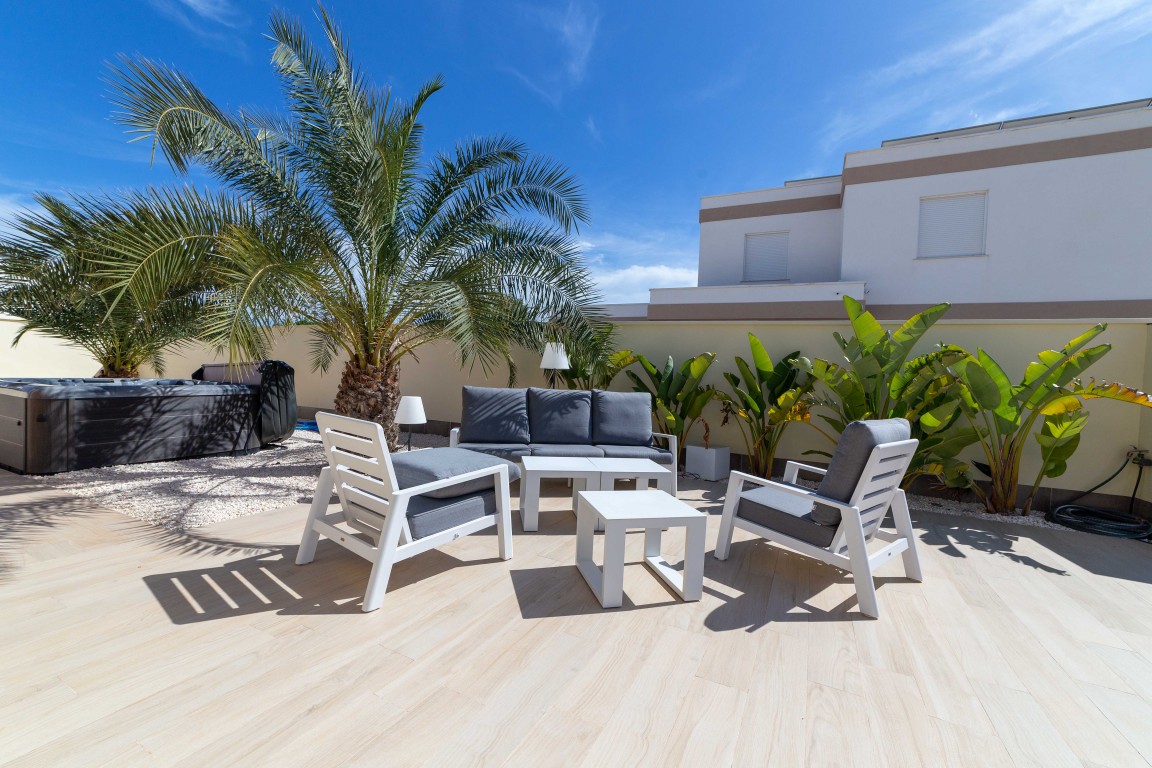 Detached villa with 4 bedrooms and separate guest house