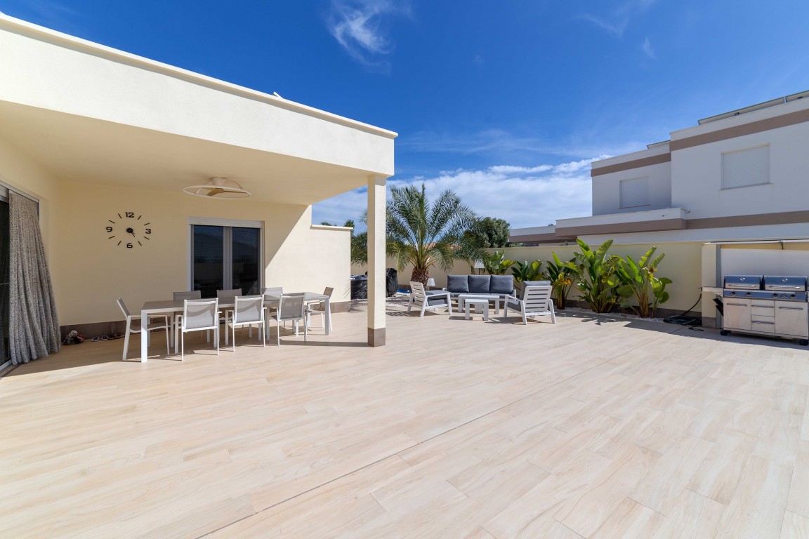 Dining area in villa for sale in Torrevieja