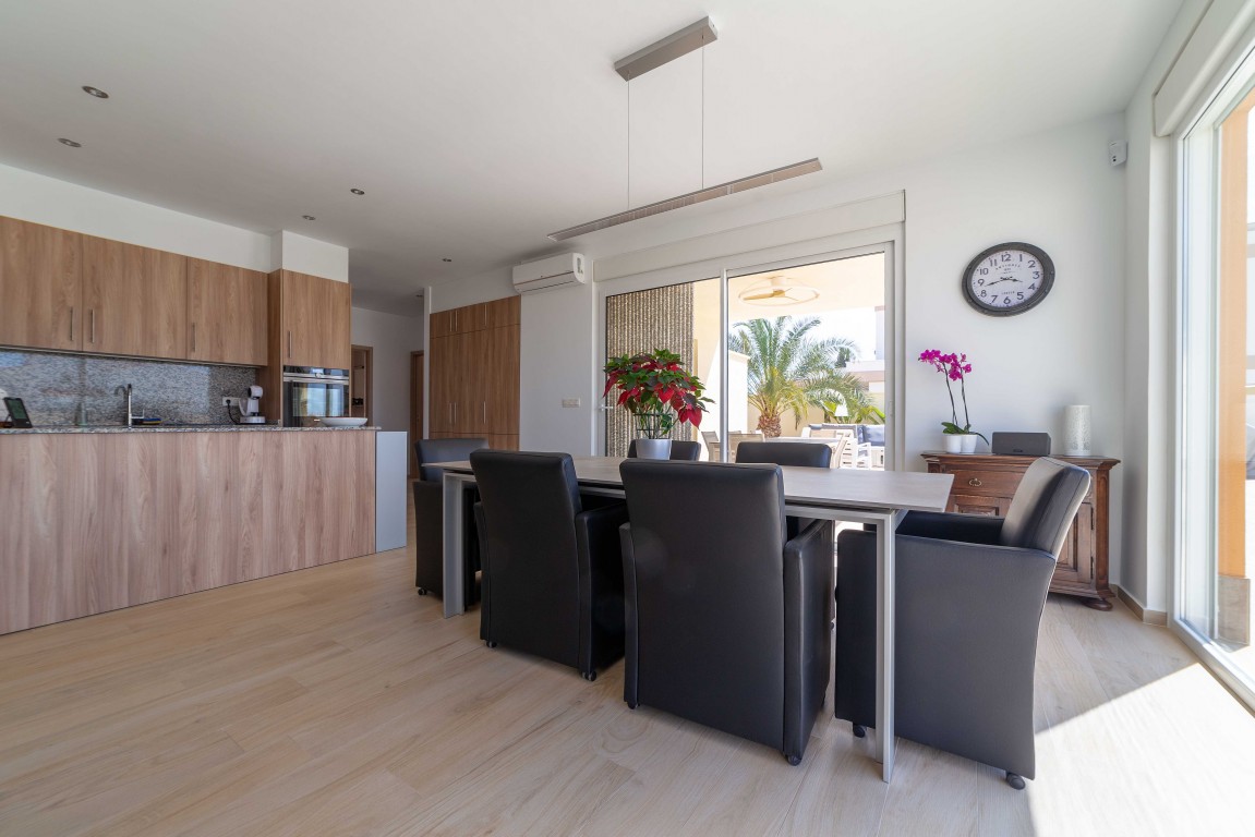 Detached villa with 4 bedrooms and separate guest house