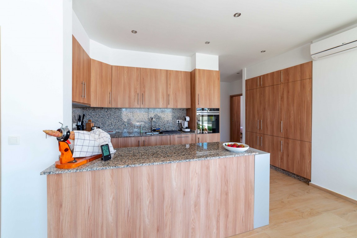 Detached villa with 4 bedrooms and separate guest house
