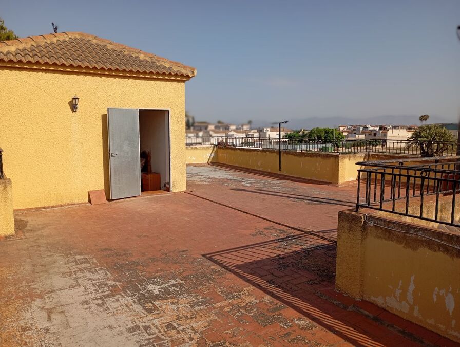 Terrace in villa for sale in Daya Nueva