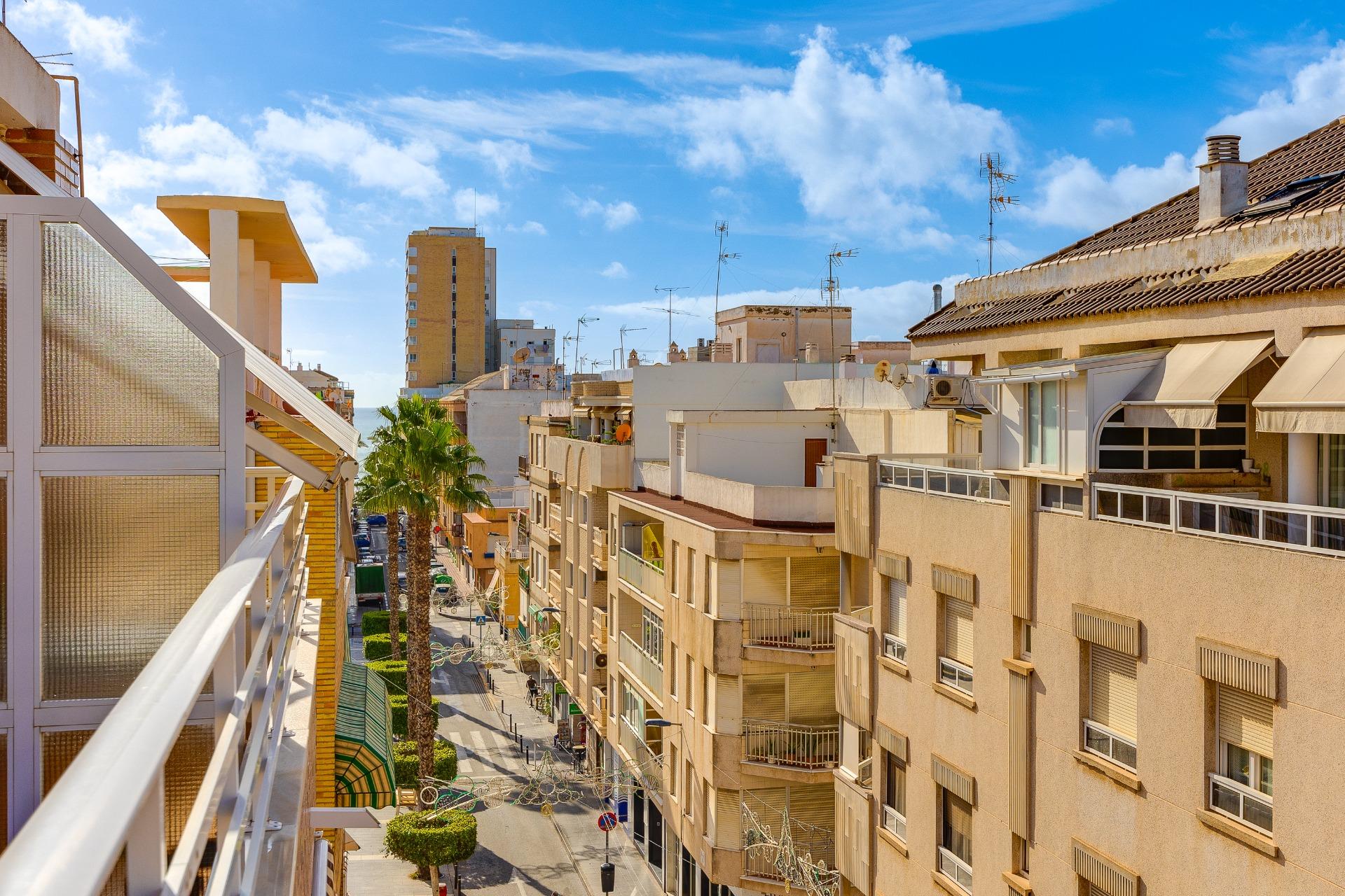 We present to you this charming penthouse apartment located in the heart of Torrevieja, just 200 met